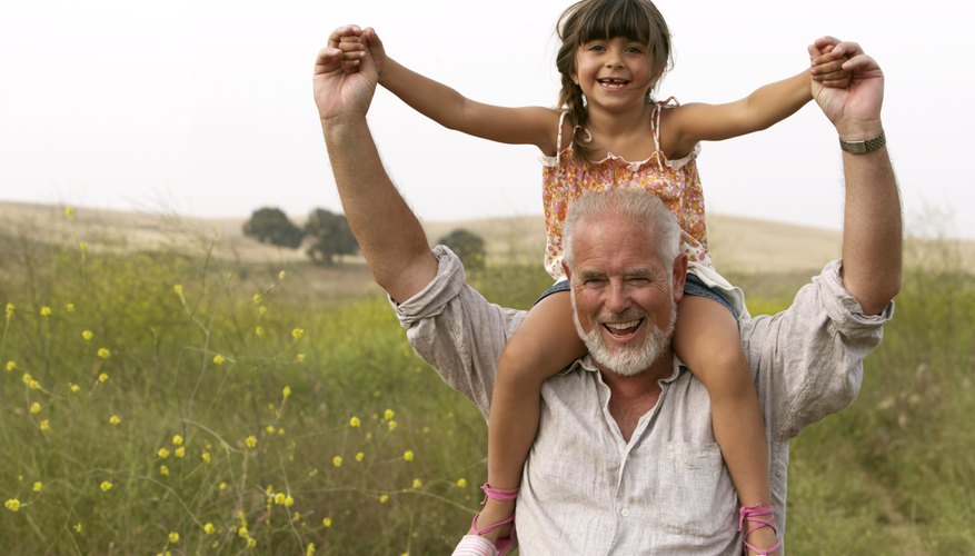 Los juegos en exteriores para abuelos y nietos proveen ejercicio.