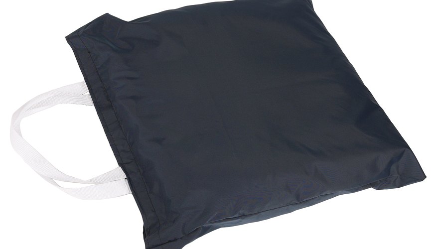 Puedes coser bolsos con cierre con ropa reciclada.