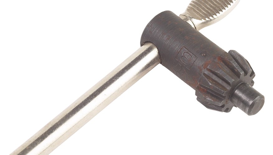La llave de portabrocas de un taladro con sus dientes en forma de sierra a la derecha.