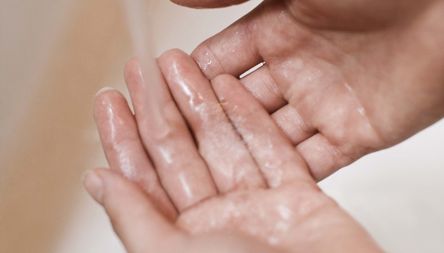 Enseña a tus hijos la forma adecuada de lavarse las manos.