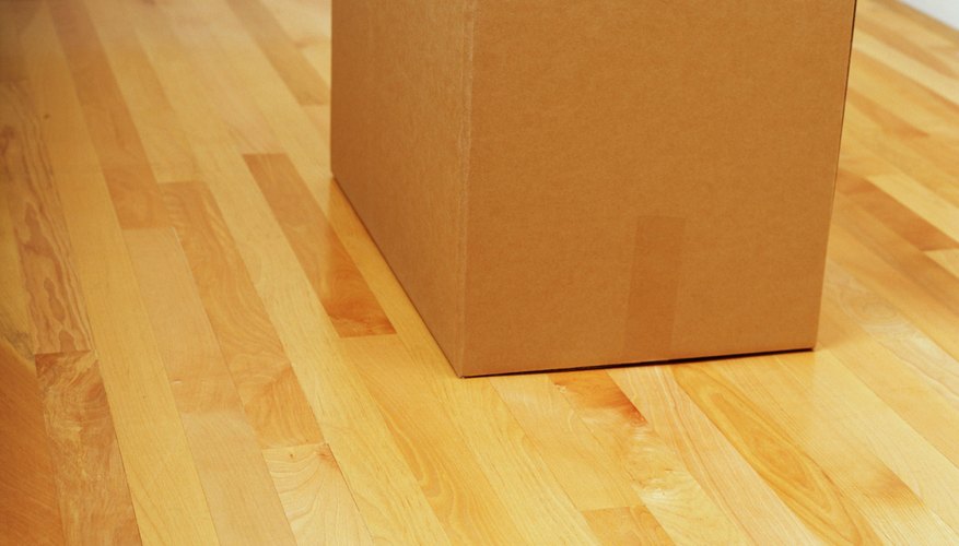 Reutiliza una vieja caja de cartón y anuncios de los periódicos.