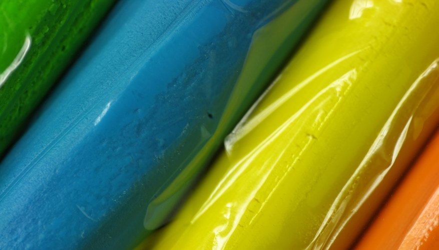 La arcilla de polímero viene en una variedad de colores y tiene muchos usos.