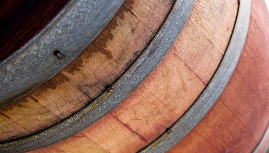 Hacer tu propio y pequeño barril de whisky de roble te tomará una buena porción de tiempo y esfuerzo.
