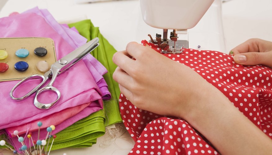 Aprende a cambiar la aguja en la máquina de coser.