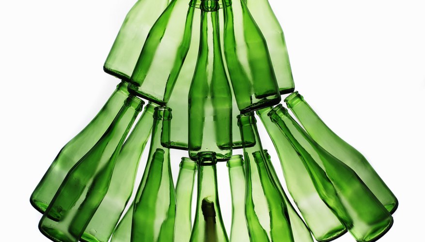 Una botella de vidrio con forma de pino es una decoración navideña amigable con el medio ambiente.