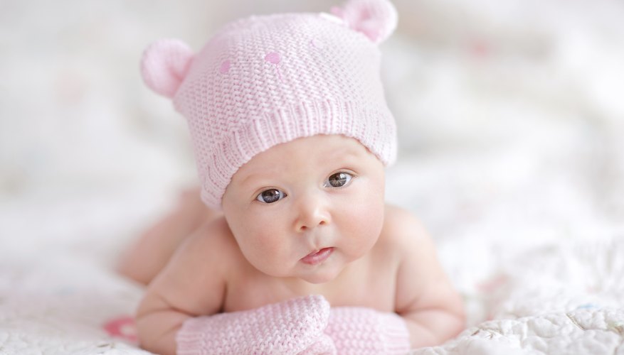 Before you put your baby in her swing, make sure that the batteries are correctly installed. Before you put your baby in her swing, make sure that the batteries are correctly installed.