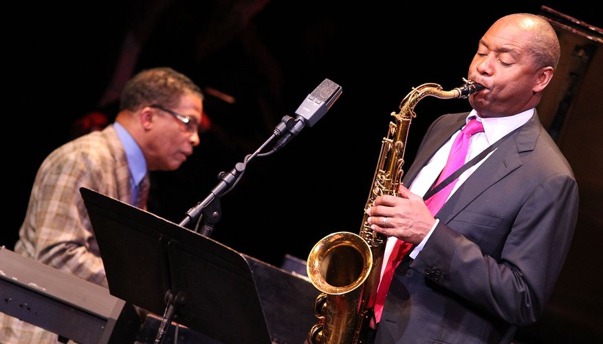 Saxofón tocando Jazz.