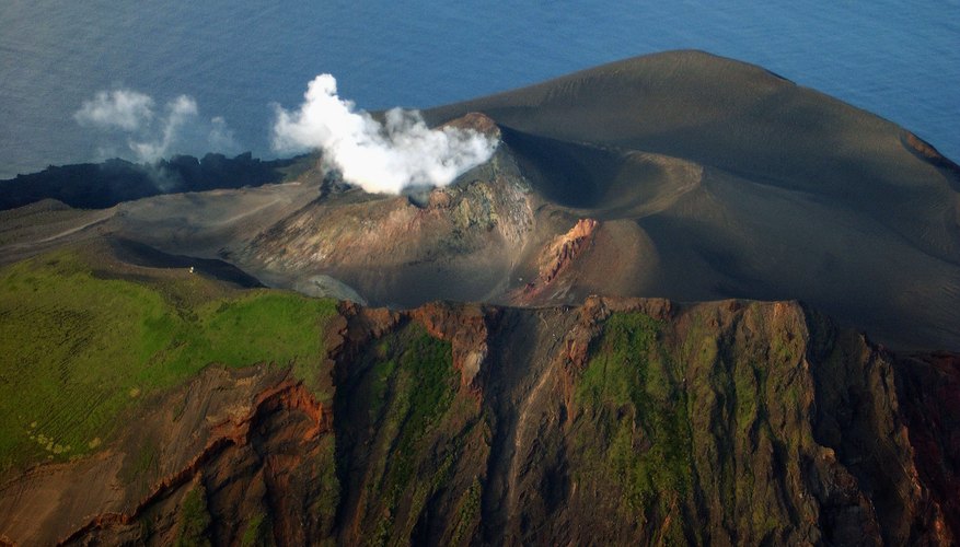 Los volcanes submarinos son menos peligrosos que los volcanes en tierra.