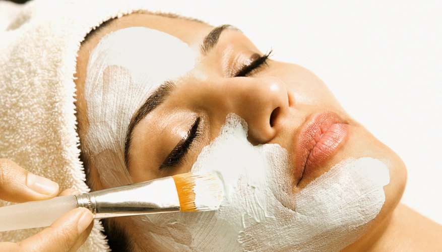 Los salones de belleza ganan ingresos en los servicios ofrecidos, tales como tratamientos faciales.