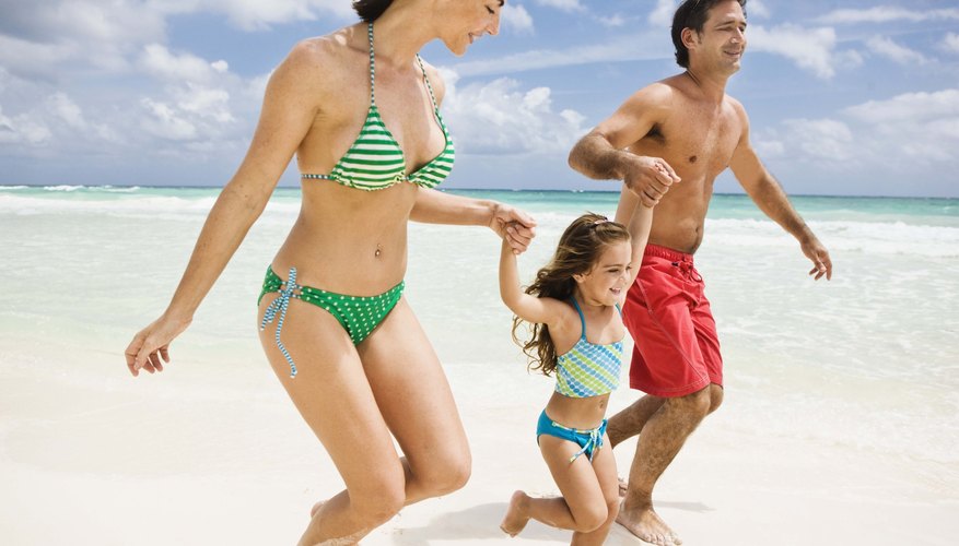 Pasar el día en la playa es un entretenimiento barato para los chicos de todas las edades.