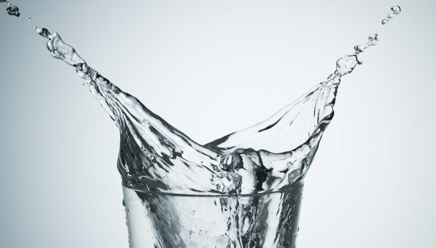 El agua es un ejemplo de compuesto polar.
