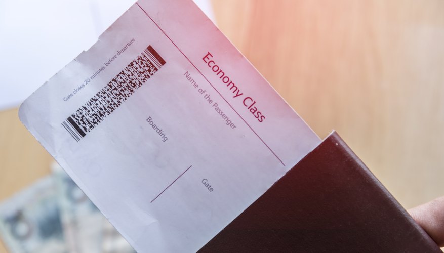 Advantages of Paying for an Airline Ticket With a Credit Card