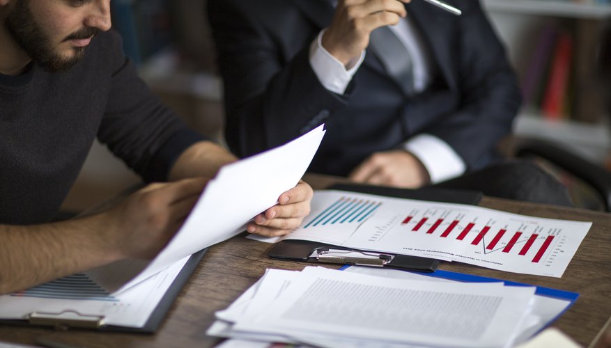 Empresarios aprendiendo términos de contabilidad básicos