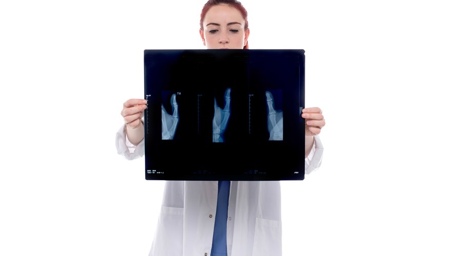 Las actividades de un radiólogo y un técnico en radiología.