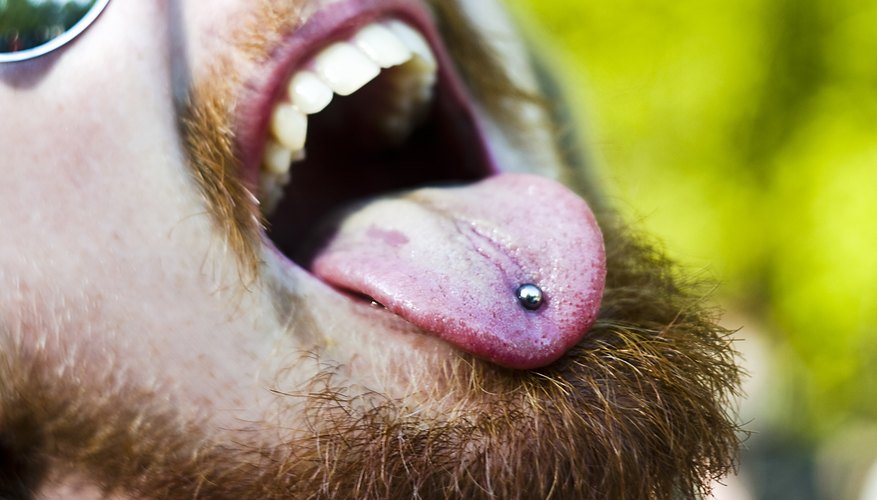 Hombre con un piercing en la lengua