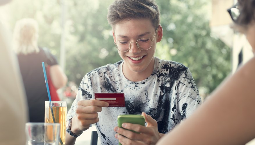 Joven menor de edad con tarjeta de débito