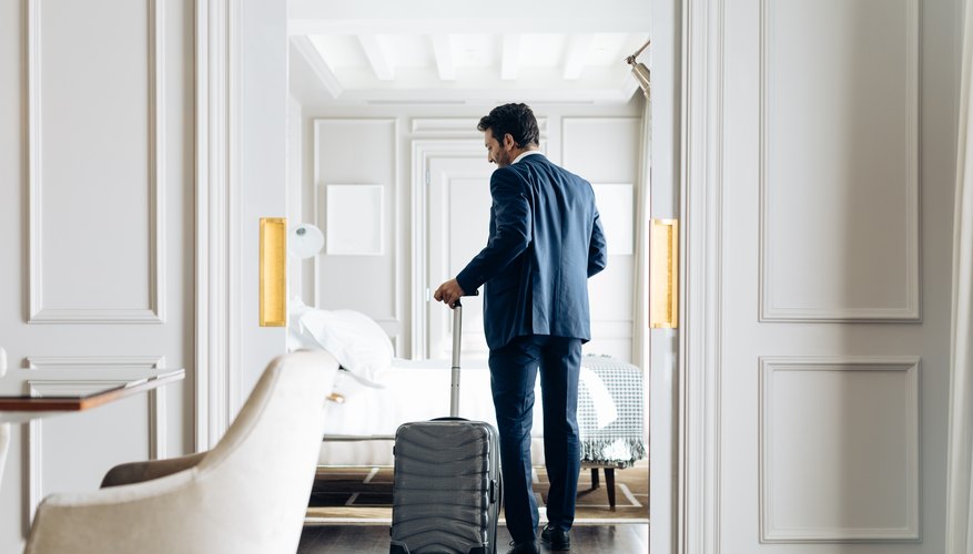 Ingresando a una habitación de hotel