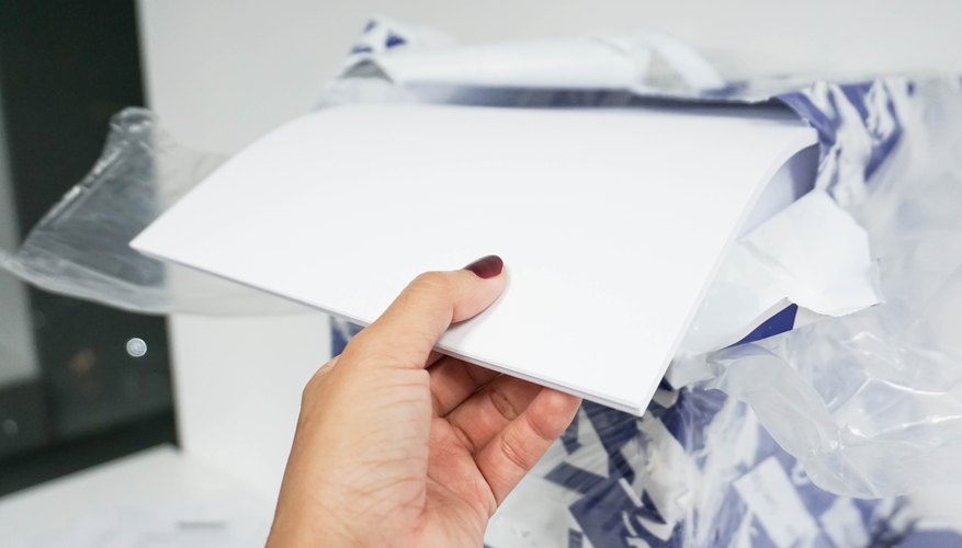 Abriendo una resma de papel
