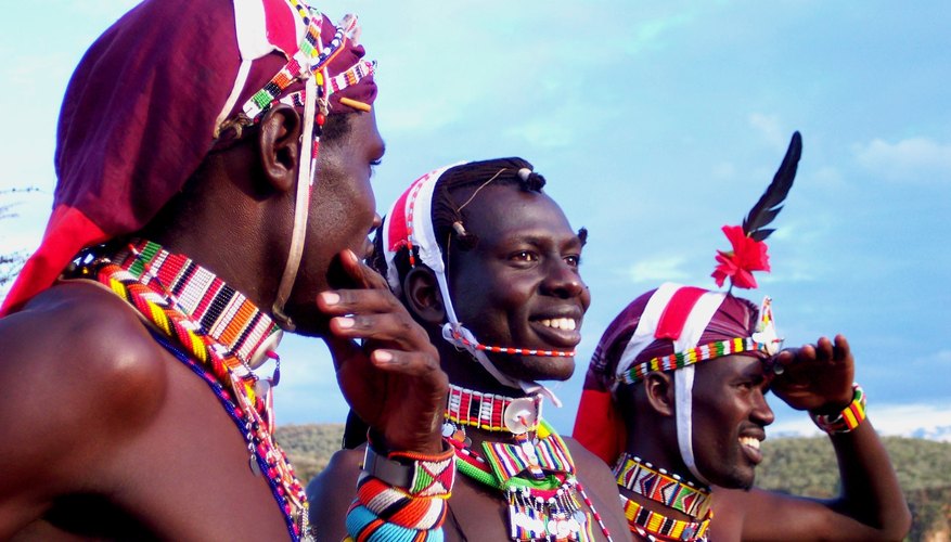 Hombres Masai utilizando atuendos típicos.