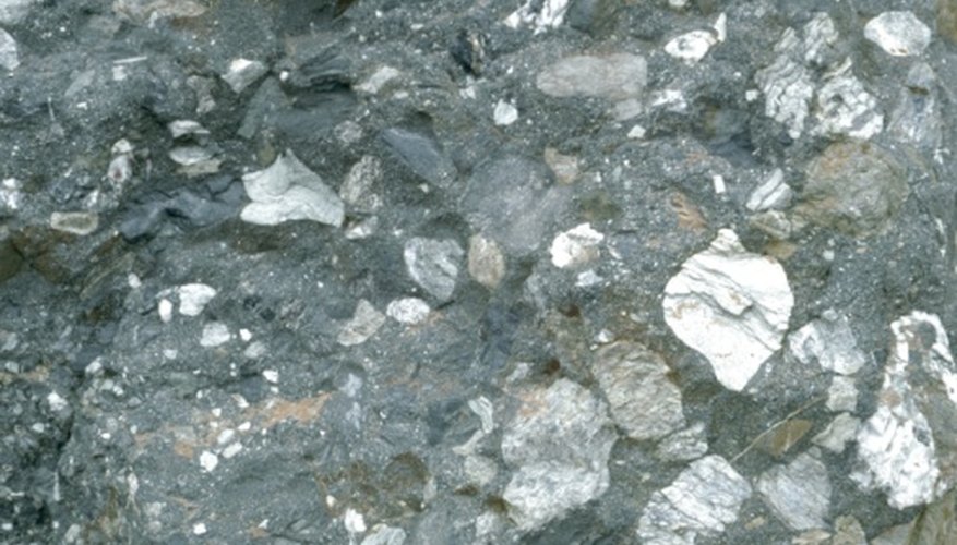 Una variedad de minerales están presentes en las rocas de lava.