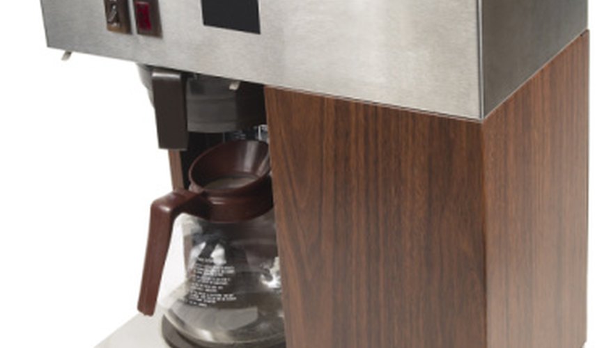 La filtración, utilizada para hacer café, es uno de los métodos para separar sólidos de líquidos.