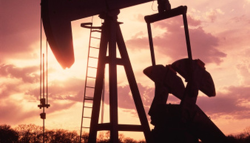 El petróleo crudo está incluido en la categoría más amplia de petróleo.