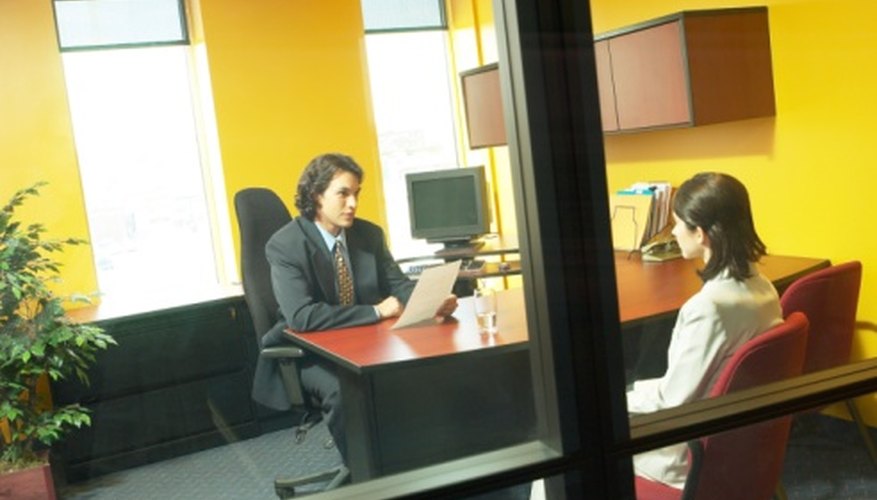 Los supervisores de turno realizan entrevistas y comentarios, entre otras cosas.