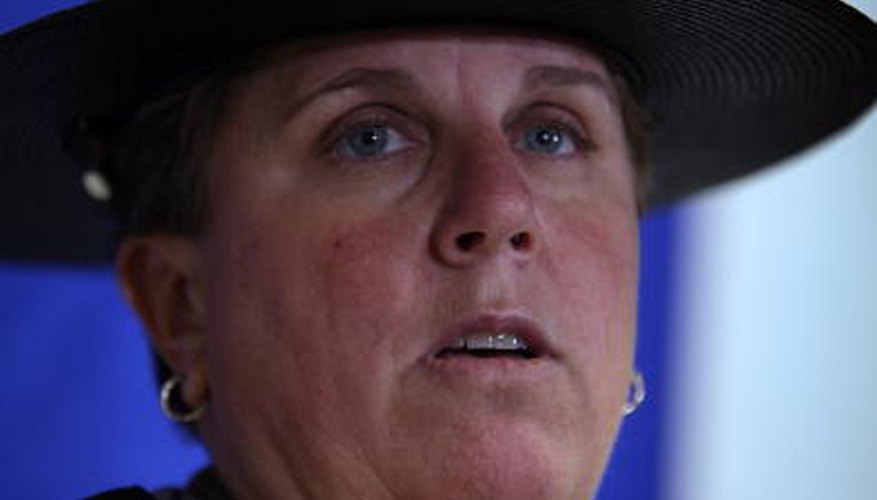 Un sombrero de ala ancha distingue a los policías estatales de otro personal encargado del cumplimiento de la ley en Florida.