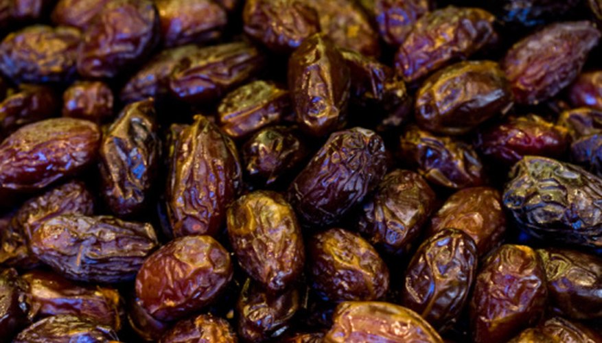 Photo Credit: Jupiterimages/Photos.com/Getty Images The wrinkles in a raisins skin trap carbon dioxide bubbles in club soda.