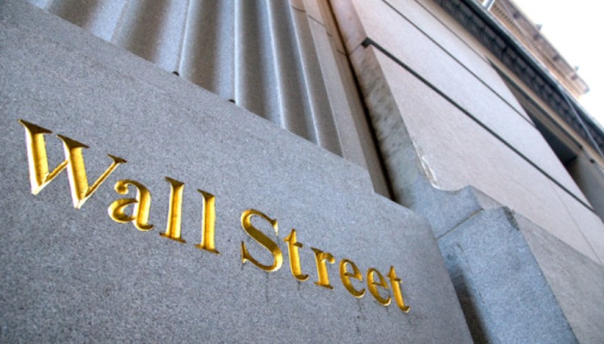 Los banqueros de inversión hacen ofertas en Wall Street.