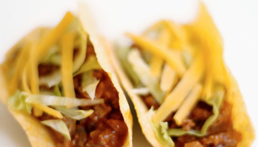 Los clientes eligen sus propios ingredientes en los tacos de la calle para reducir el tiempo de preparación.