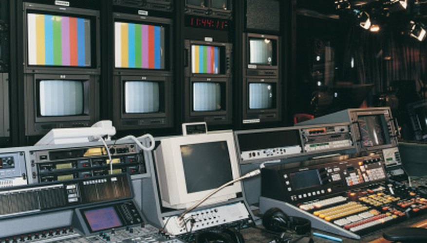 Las salas de control televisivo son sitios probables de los asistentes de producción de televisión.