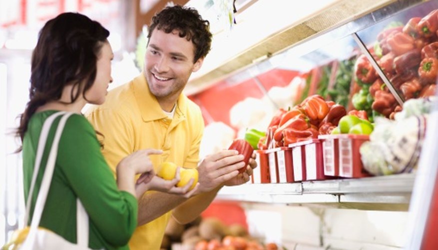 Las disposiciones de un supermercado están diseñadas para hacer que los compradores se demoren dentro de la tienda.