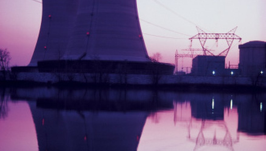 Las centrales nucleares generan electricidad a partir de fisión nuclear.