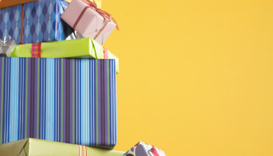 La planeación cuidadosa te permite comprar o hacer regalos económicos para cualquier grupo de personas.