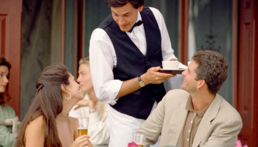 Mejorar el servicio a clientes es una manera de eliminar una debilidad común en un restaurante.
