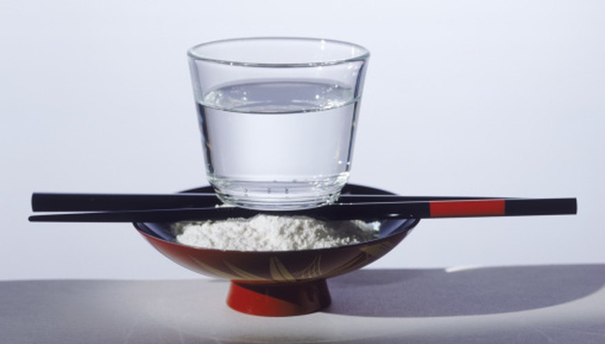 El agua y la harina son ingredientes clave para hacer objetos de papel maché.