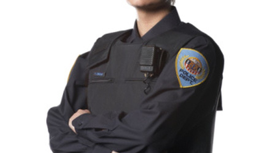 Las mujeres, al igual que los hombres, trabajan como policías.