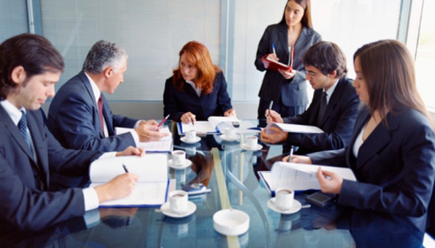 Leer el informe anual ayuda a los gerentes de negocios a entender la salud y la dirección de una empresa financiera.