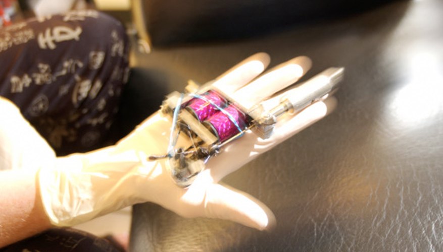 Una buena máquina para hacer tatuajes no sólo depende de su calidad, sino también del tamaño y peso del usuario.