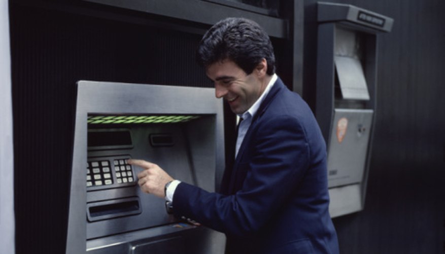 Deposita efectivo en un cajero automático de tu banco.