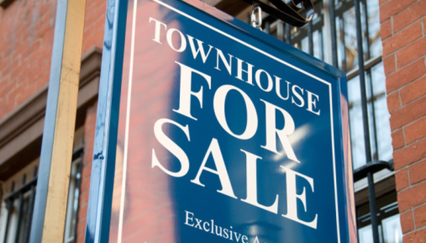Los townhouses y condominios ofrecen ventajas diferentes a un comprador.