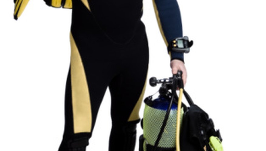 Los buzos comerciales utilizan equipos de buceo para permanecer bajo el agua durante largos períodos de tiempo.