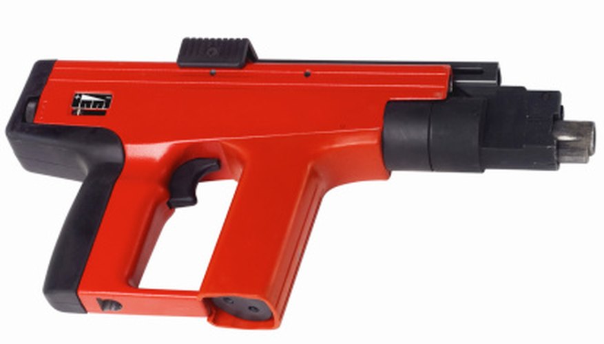Las pistolas de clavos utilizan presión que se mide en libras por psi (psi, del inglés per square inch), o por pulgada cuadrada.