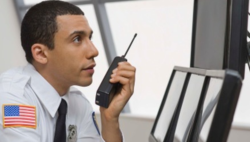 Parte de ser guardia de seguridad incluya elaborar reportes bien escritos.
