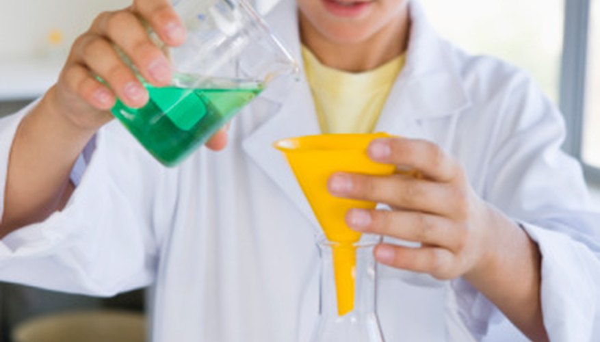 Los experimentos químicos crean enlaces iónicos y covalentes.