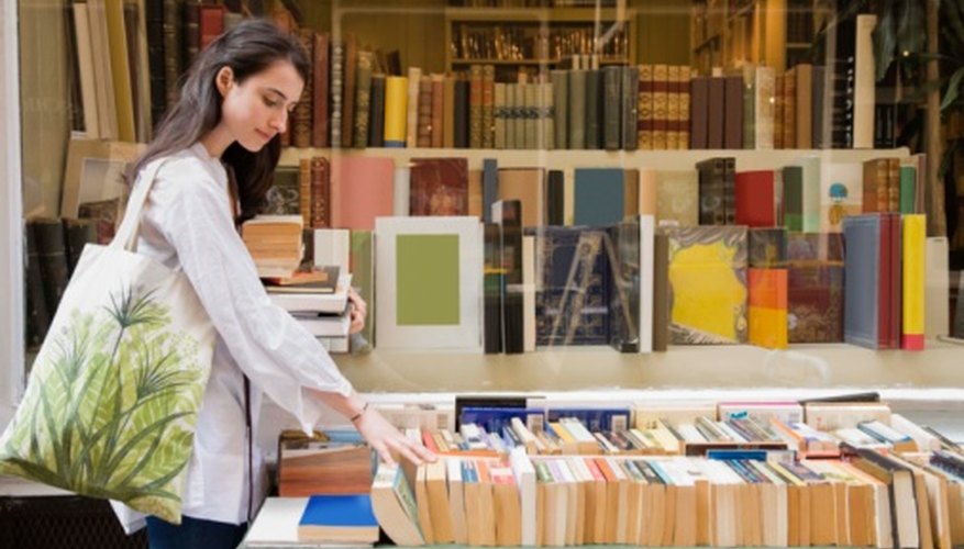 Cuando instales este tipo de negocio, recuerda que tu público objetivo incluye tanto a los lectores y escritores o estudiantes que necesitan útiles escolares.