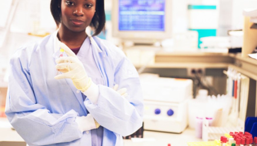 Los científicos de investigación y desarrollo elaboran nuevos productos.