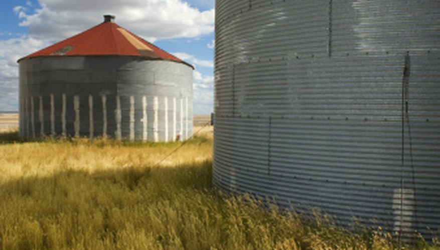 Photo Credit: Jupiterimages/Comstock/Getty Images Grain bins are agricultural storage units.