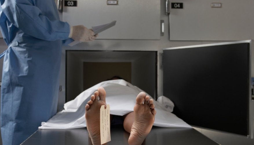 Los patólogos forenses investigan si la muerte de una persona fue natural o no.